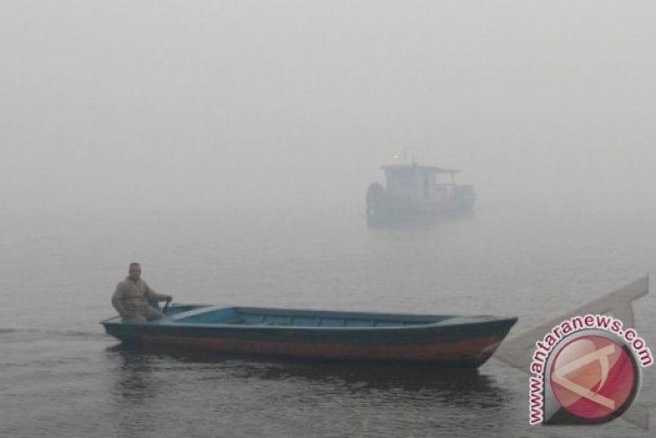 Kabut Asap Selimuti Sungai Kapuas