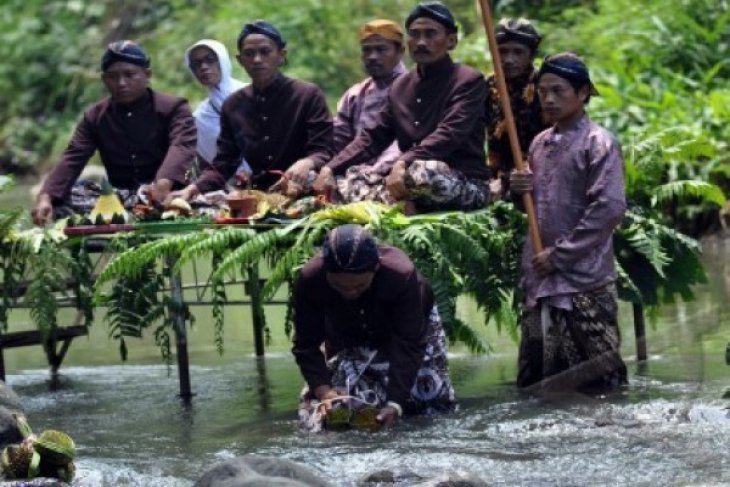 Tradisi Melarung Durian