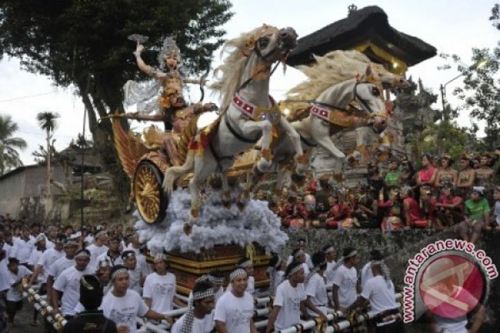 Mengarak Ogoh-Ogoh