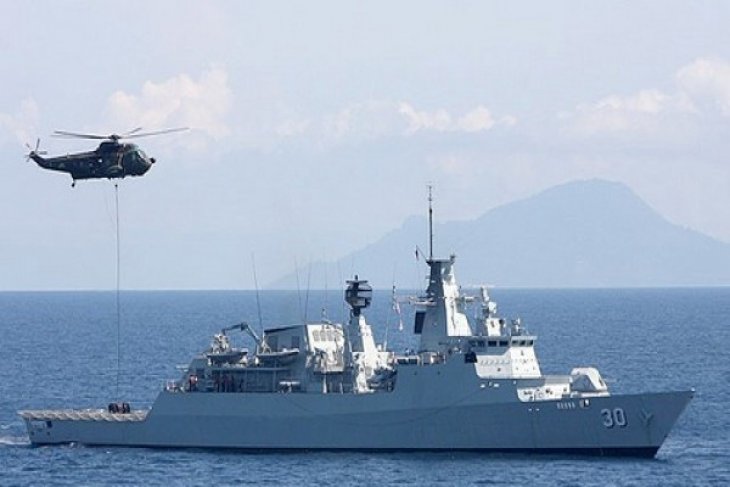 Malaysian warship arrives in Australian naval base for briefing in MH370 search