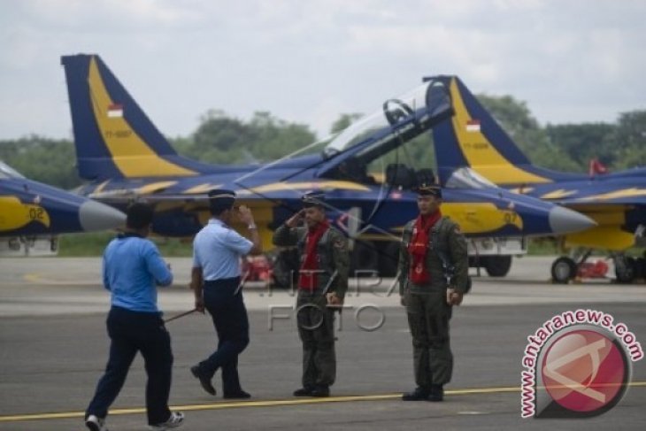 Penerbang TNI AU Terbang Solo Bersama