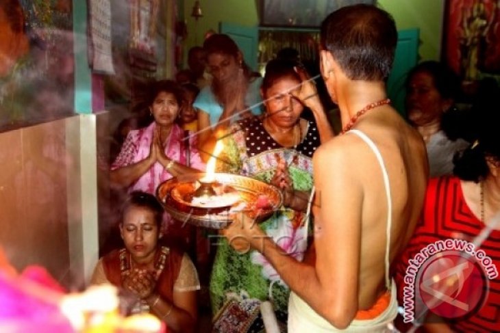 Umat Hindu Tamil Mengarak Dewa Muruga
