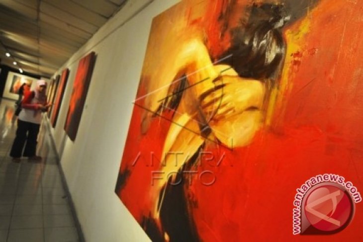 Pameran Lukisan Women In Red