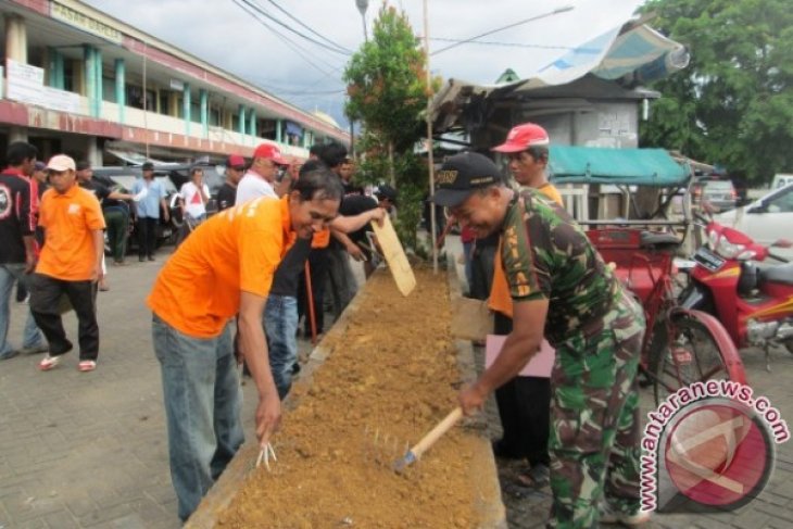 Gotong-royong Membersihkan Pasar Dahlia