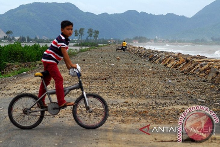 Jalan Tertimbun Akibat Diterjang Gelombang