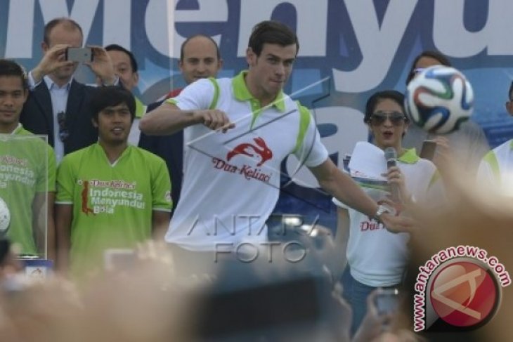 Gareth Bale Dalam Indonesia Menyundul Bola 