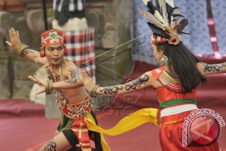 Tari Dayak di Pesta Kesenian Bali