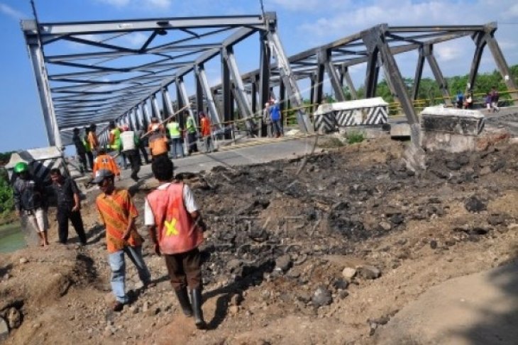 JEMBATAN COMAL AMBLES