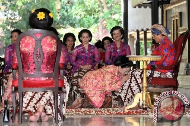 Tradisi Sungkem Bakti ke Raja