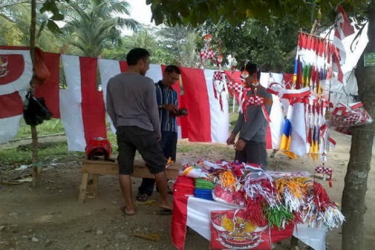 Penjual Bendera Musiman Ramai Jelang HUT RI