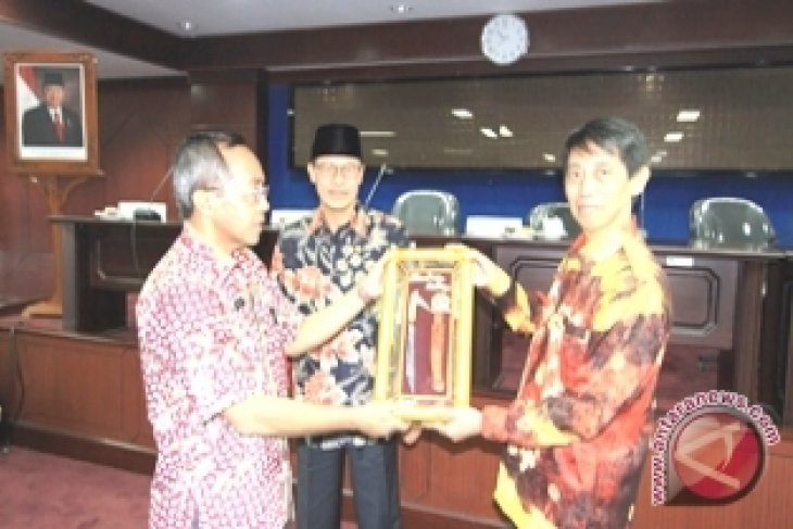 Penuh Haru, Pisah Sambut Sekwan