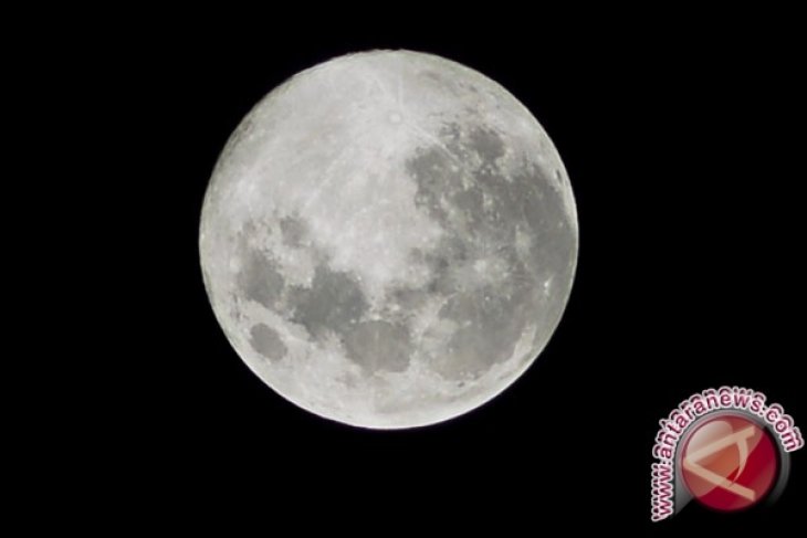 Malam Ini Fenomena "Supermoon" Melintasi Indonesia - ANTARA News Bangka ...