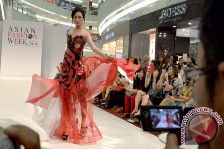 AFW designers join traditional contest marking independence day in Surabaya
