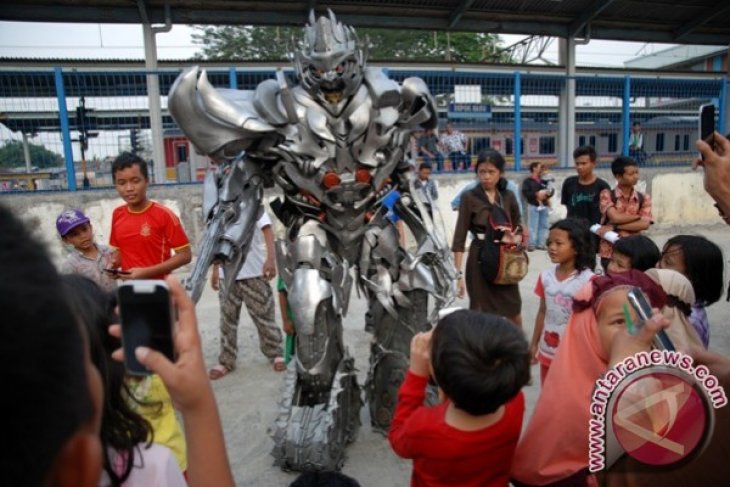 Aksi Megatron Ngamen