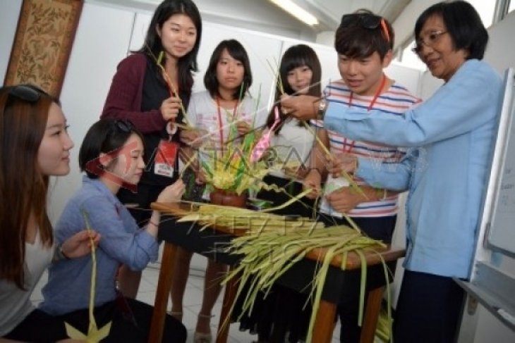 Mahasiswa Asing Belajar Budaya Indonesia