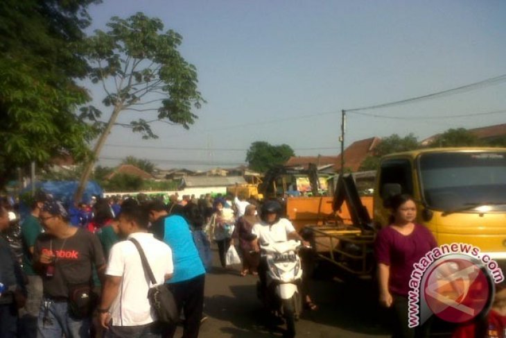 Bersih-bersih jalan MH Salmun