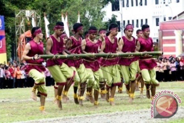 Tarian Bambu Gila Warnai HUT Kota Ambon