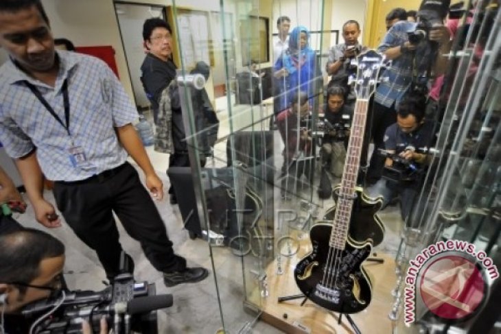 Gitar Jokowi Dipajang di KPK