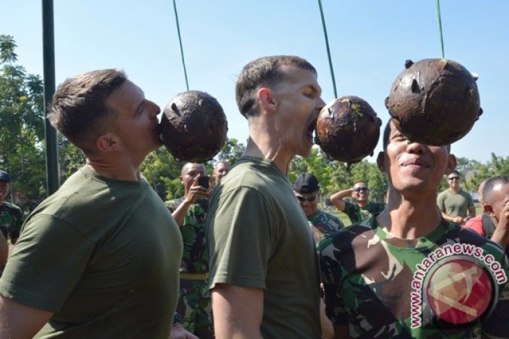 TNI AL - USMC Ikuti Permainan Tradisional Indonesia