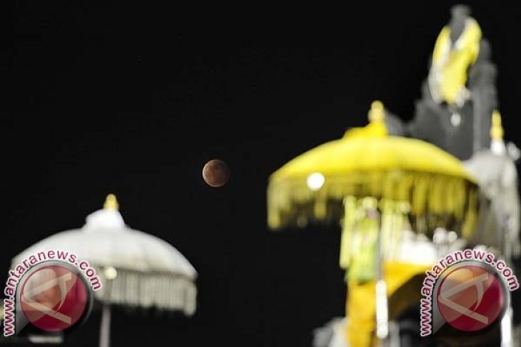 Warga Bali gagal amati gerhana bulan di Pantai Sanur