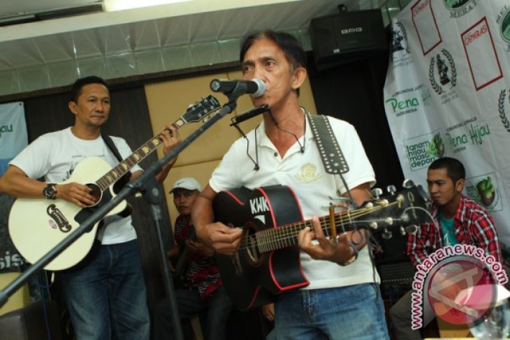 NYANYIKAN LAGU IWAN FALS