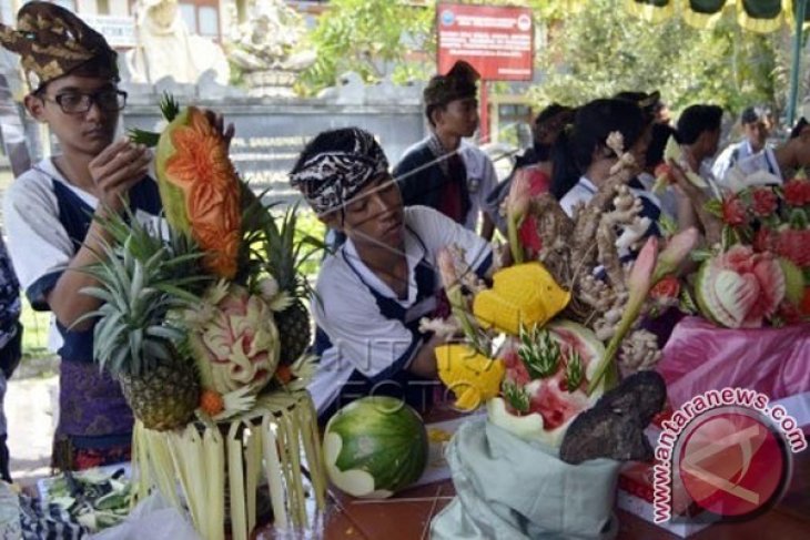 Lomba Mengukir Buah