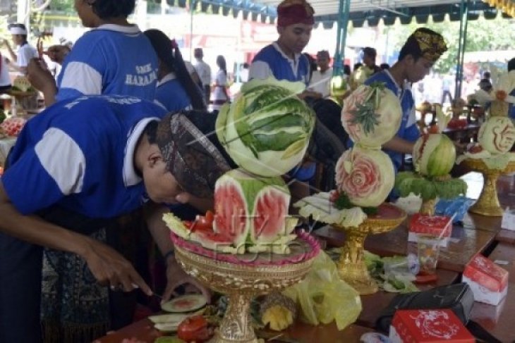 Lomba Ukir Buah 