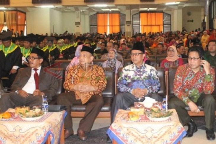 Menristek-Dikti Hadiri Wisuda Unsuri