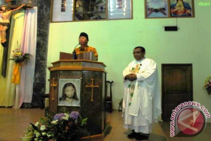 Gubernur Bengkulu Kunjungi Gereja pada Misa Natal