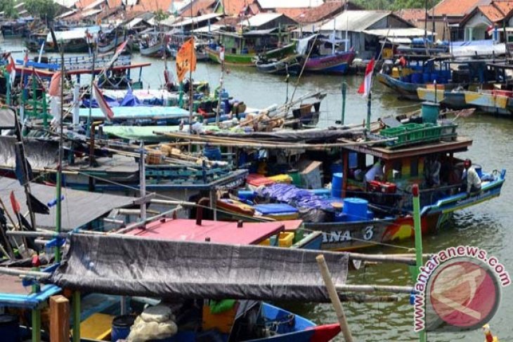 Karawang Berikan 100 Sertifikat Tanah Nelayan