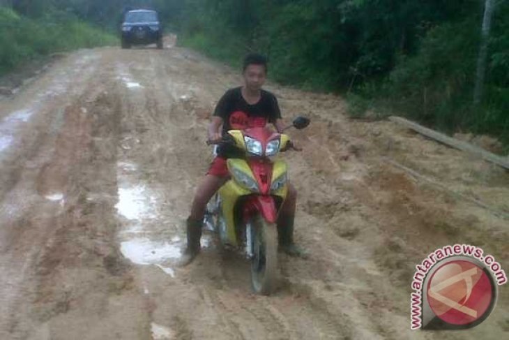 Jalan Belitang Hulu Rusak Parah