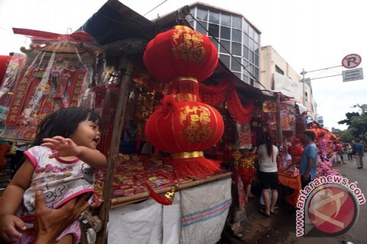 Penjual Souvenir Jelang Imlek