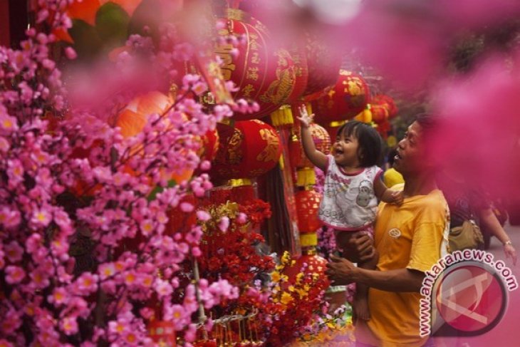 Penjual Souvenir Jelang Imlek