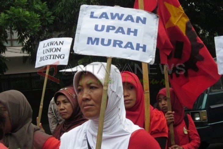 Buruh Tuntut Upah 