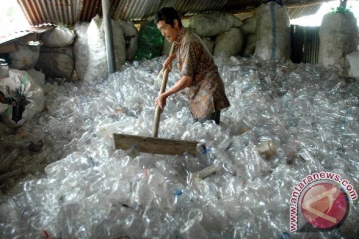 Pemanfaatan Botol Plastik Bekas 1035