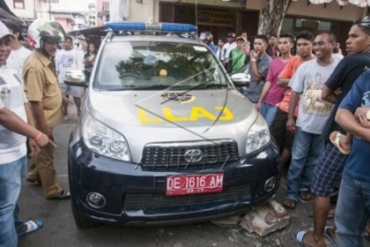 Mobil Patroli Dishub Ambon Digembosi Warga