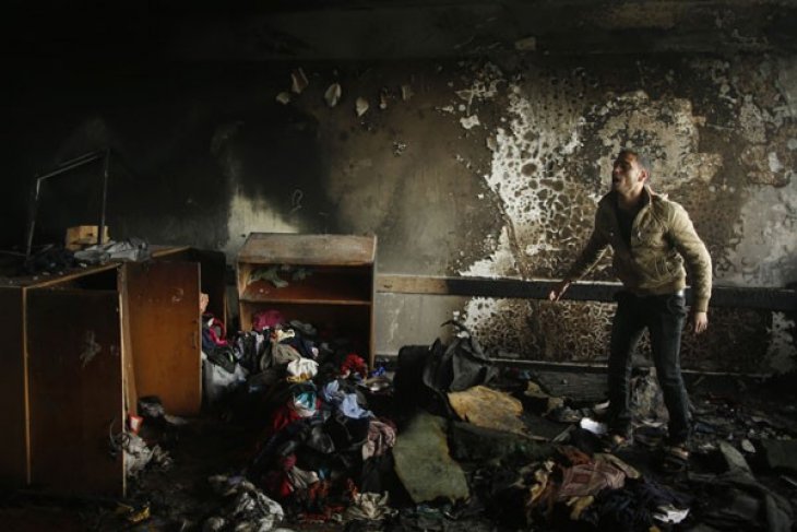 Palestinians mourn death of toddler's father, urging to punish criminals