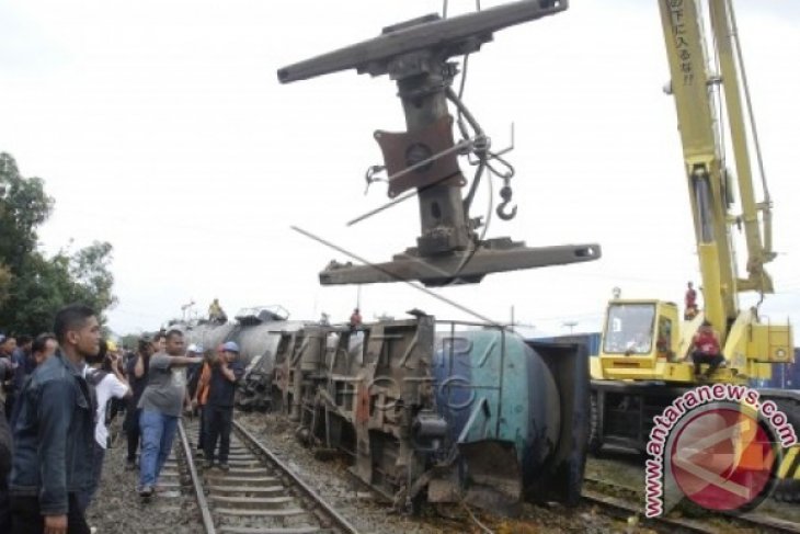 Kereta Pengangkut CPO Terguling