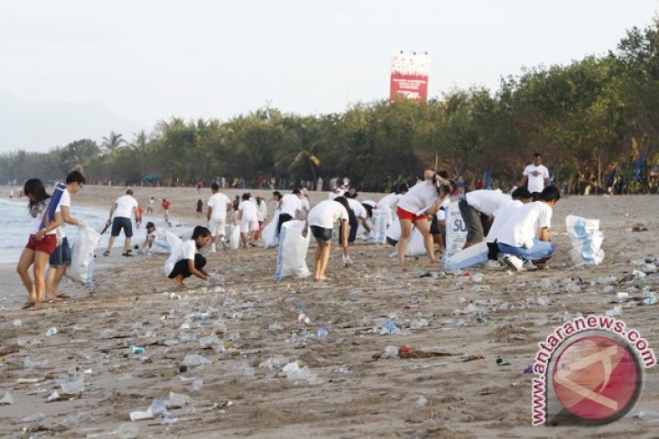 Coca-cola Bersihkan Pantai Kuta