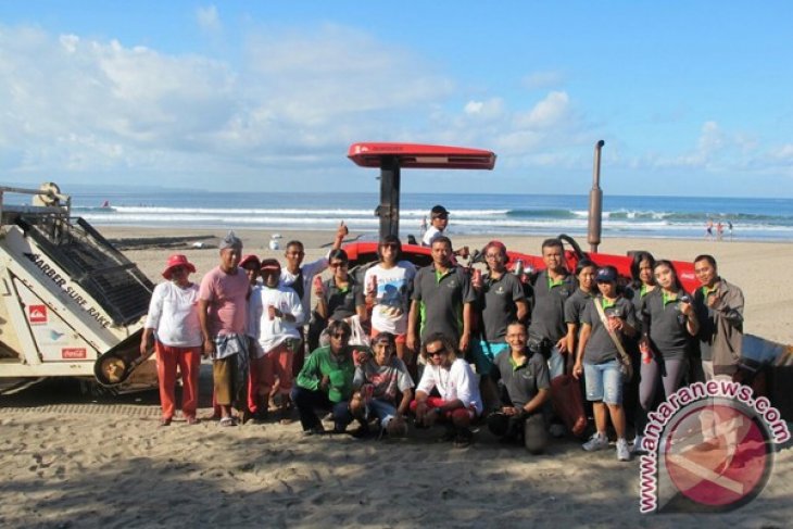 Coca-cola Bersihkan Pantai Kuta