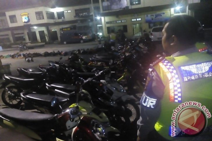 Polisi Tilang Puluhan Motor Balapan Liar