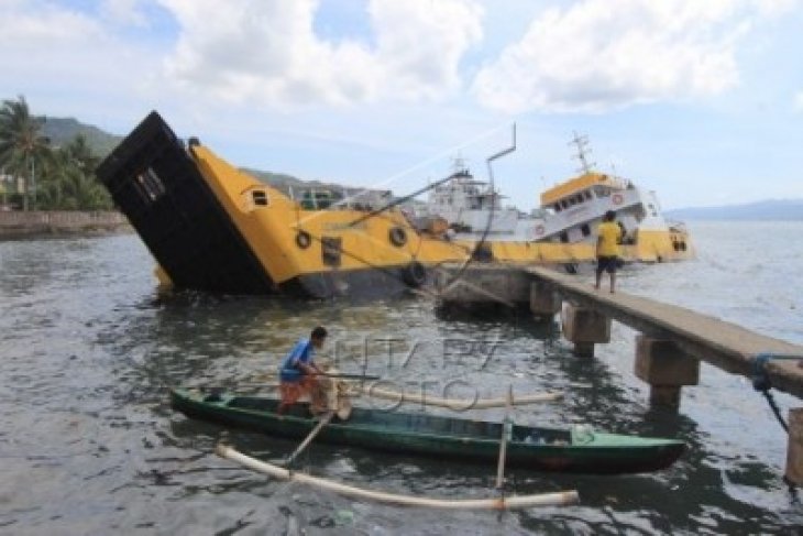 Kapal Karam di Pelabuhan Ambon