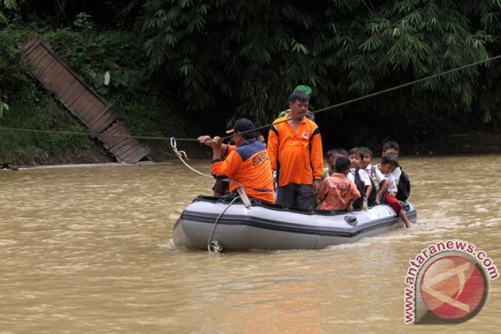 Floods submerge over 1,273 hectares of rice fields in Lebak