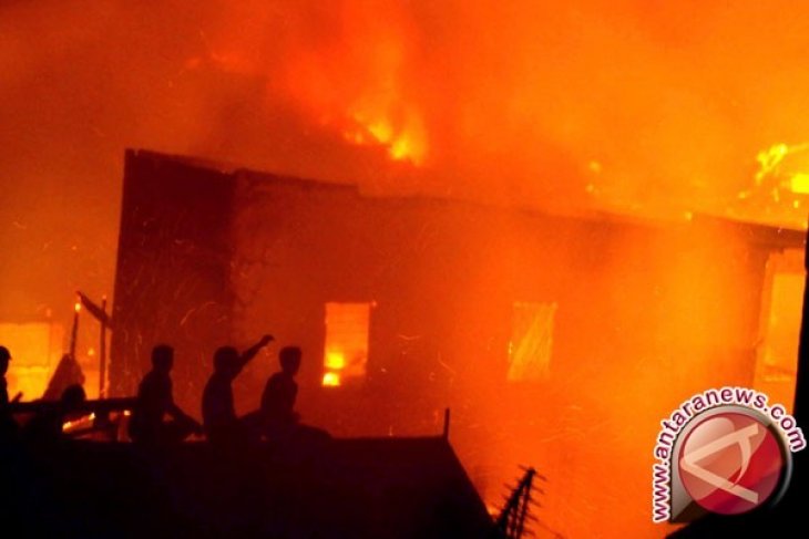 Kebakaran Hanguskan Belasan Bangunan di Penajam