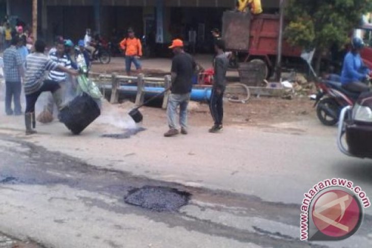 Ketua DPRD Singkawang Prihatin Rusaknya Jalan Provinsi