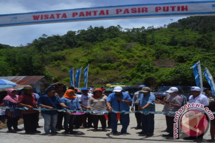 Wabup Gorut Resmikan Objek Wisata Pasir Putih