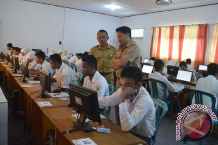 Bupati Bone Bolango Tinjau Pelaksanaan UN