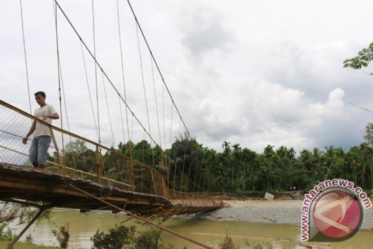 Jembatan Putus Diterjang Banjir Bandang