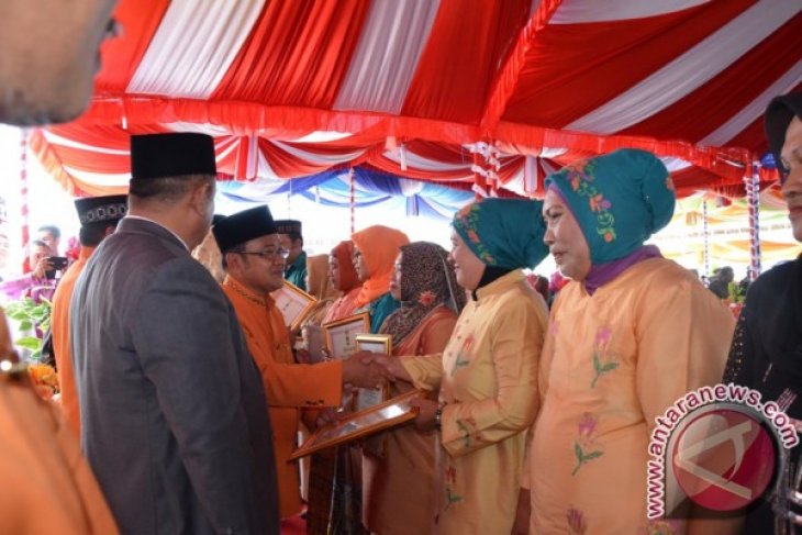 Bupati Gorontalo Utara membagikan piagam ke istri-istri pejuang pemekaran