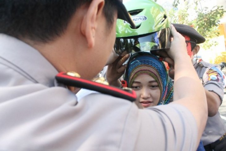 Polisi Bagi Helm Gratis